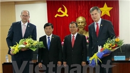 Thị trưởng Emmen và Hoogeveen tìm hiểu đầu tư ở Bình Dương